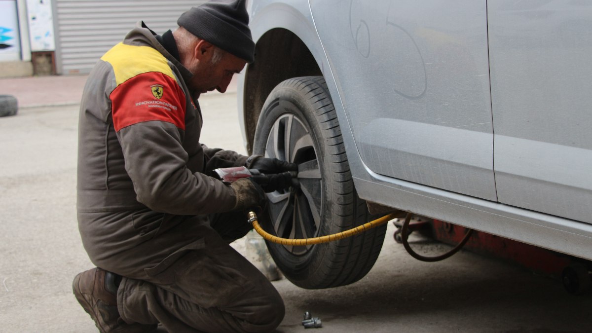 Van’daki oto lastikçilerde yoğunluk başladı