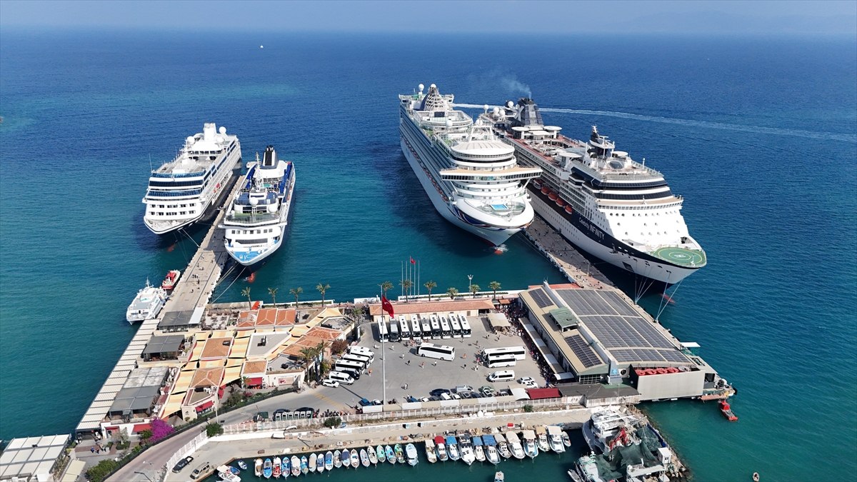 Kuşadası’na aynı anda 4 kruvaziyer demirledi