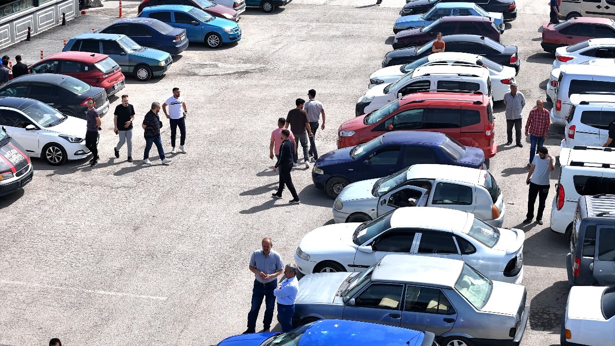Malatya’daki Oto Pazarı durgun: Hem satıcı hem alıcı beklemede
